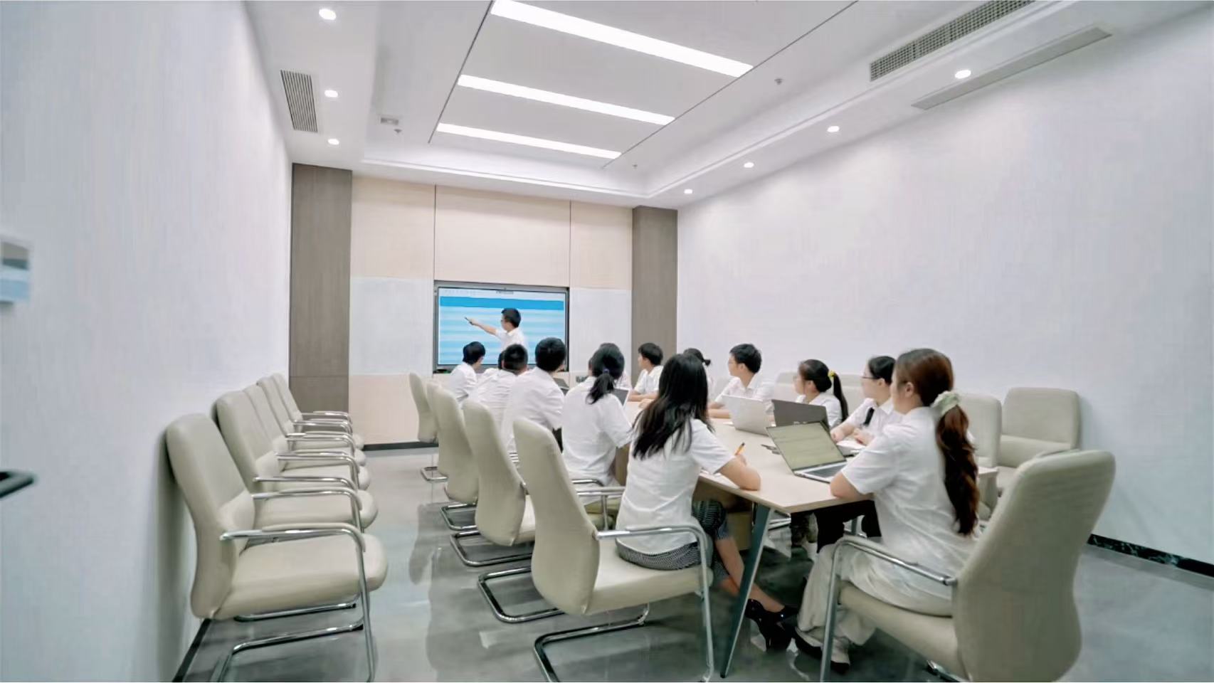 Runshine New Materials, 9 Ekim'de tatil sonrası bir toplantı düzenledi